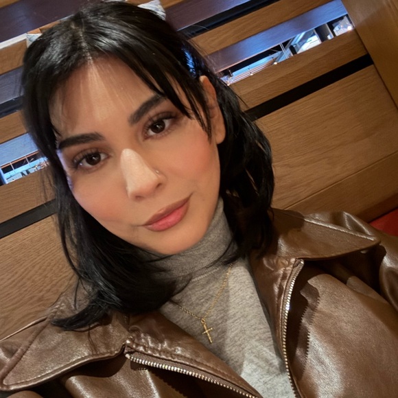 Meet your Posher, Melissa - Picture 1 of 2